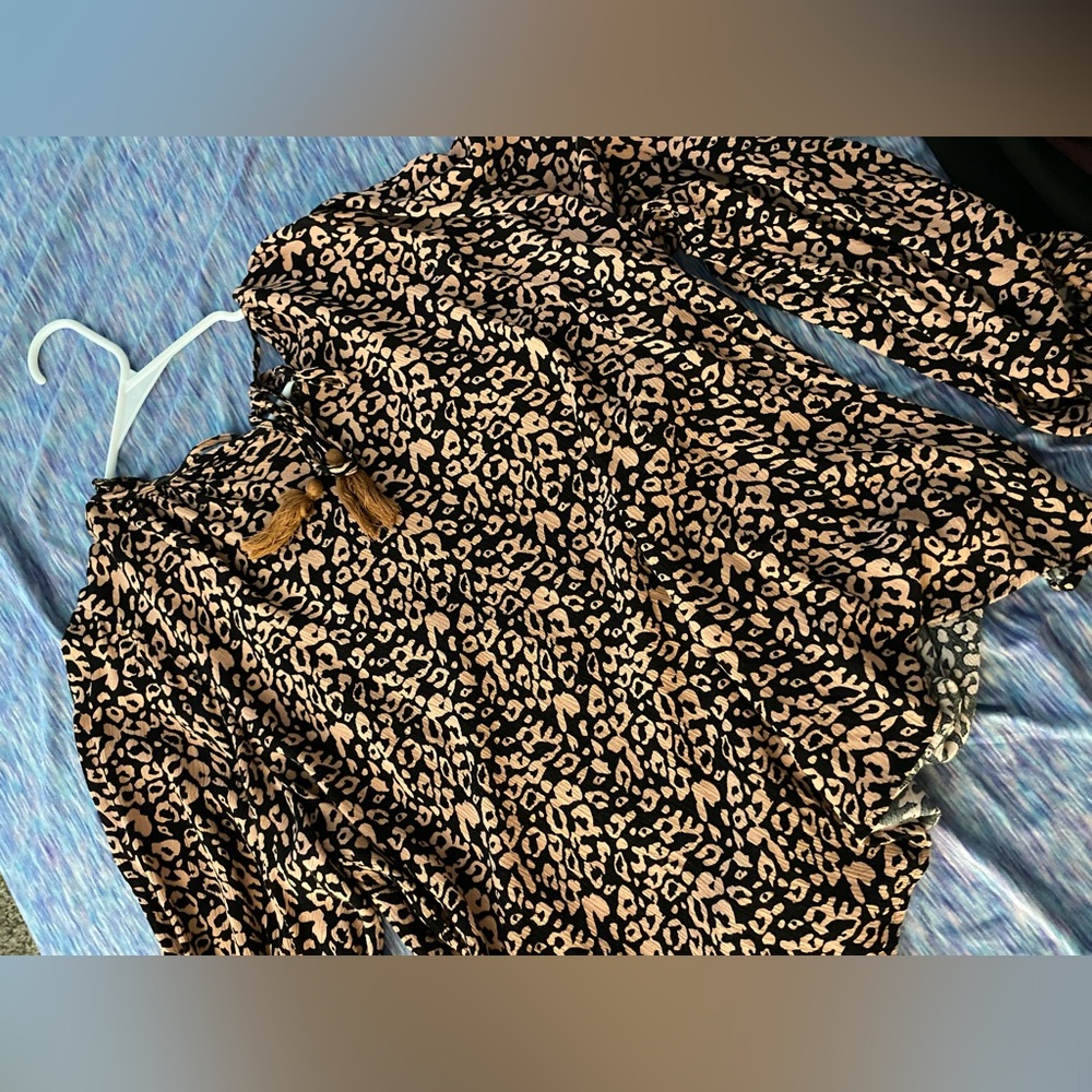 Size Xl! Cute top! Bought it and it’s a tad small for me! Never worn!